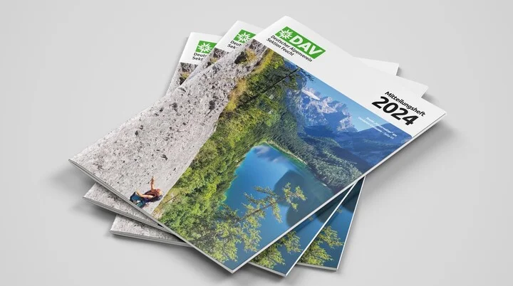 Ein Stapel von drei Mitteilungsheften auf grauem Hintergrund | © Maximilian Grger | DAV-Sektion Feucht