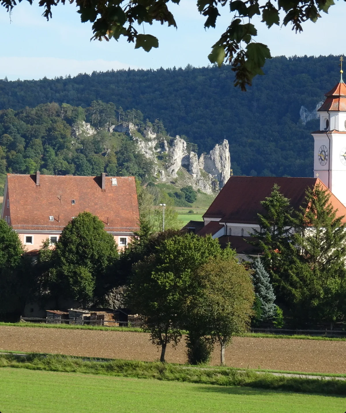 Blick auf Dollstein mit Kirche St. Paul und dem Burgstein | © Wolfgang Stolzenberg | DAV-Feucht