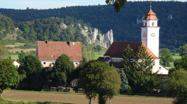 Blick auf Dollstein mit Kirche St. Paul und dem Burgstein | © Wolfgang Stolzenberg | DAV-Feucht