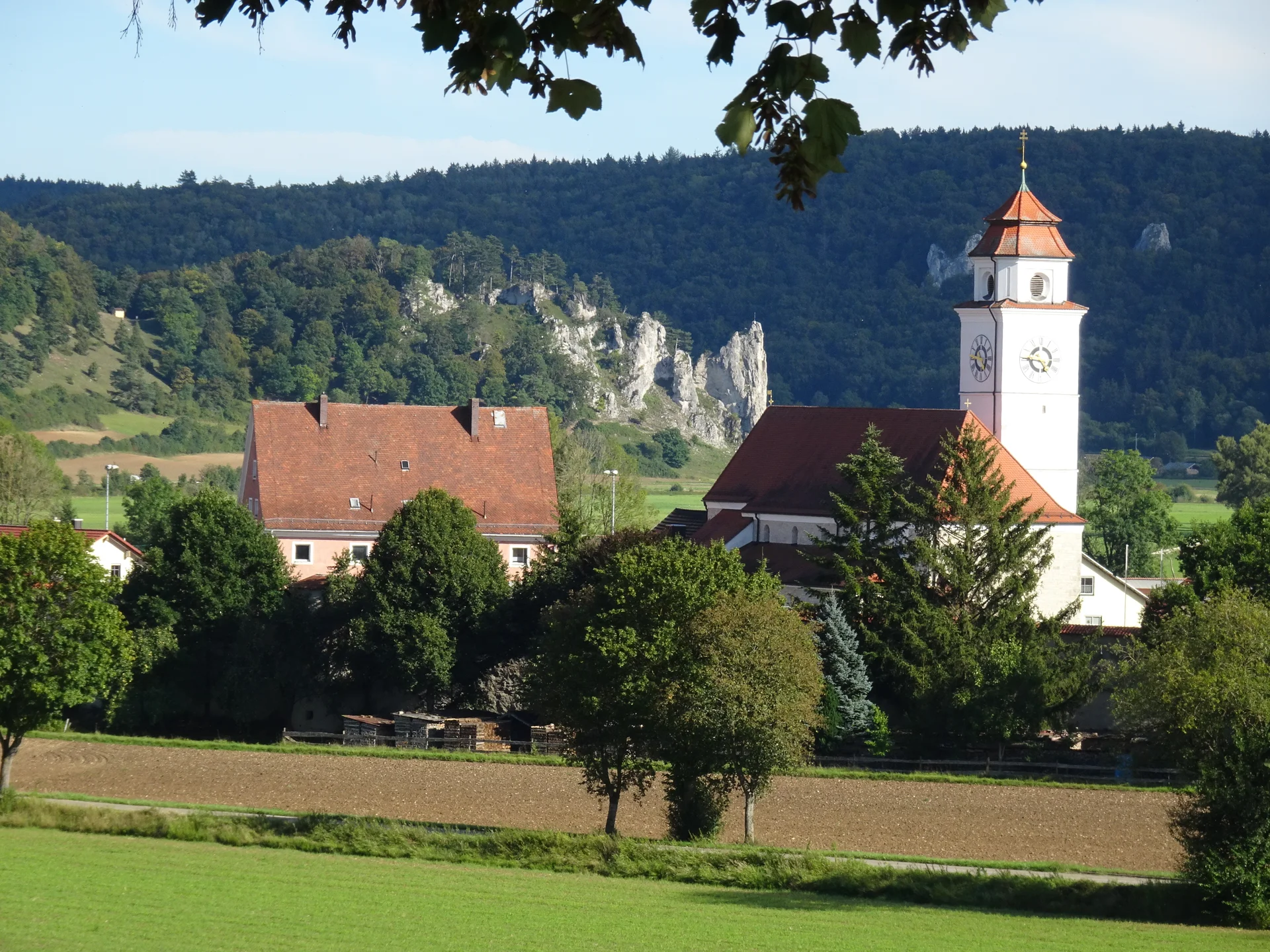 Blick auf Dollstein mit Kirche St. Paul und dem Burgstein | © Wolfgang Stolzenberg | DAV-Feucht