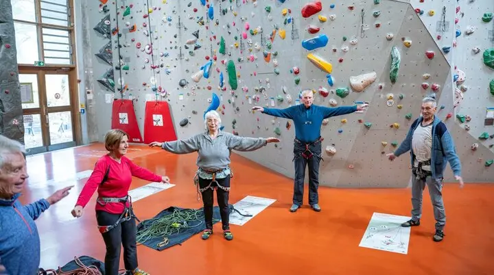 Aufwärmtraining bei der Seniorenklettergruppe | © DAV / Julian Rohn